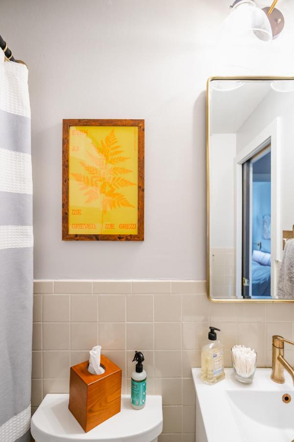 Bedroom In Thoughtfully Decorated East Passyunk Home Philadelphia Exterior photo