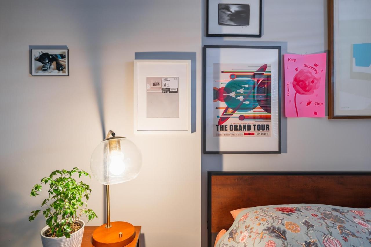 Bedroom In Thoughtfully Decorated East Passyunk Home Philadelphia Exterior photo